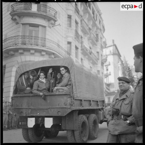 31 janvier 1960 - Barricades à Alger - déploiement des troupes. [légende d'origine]<br>