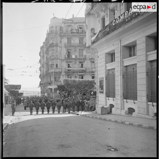31 janvier 1960 - Barricades à Alger - déploiement des troupes. [légende d'origine]<br>