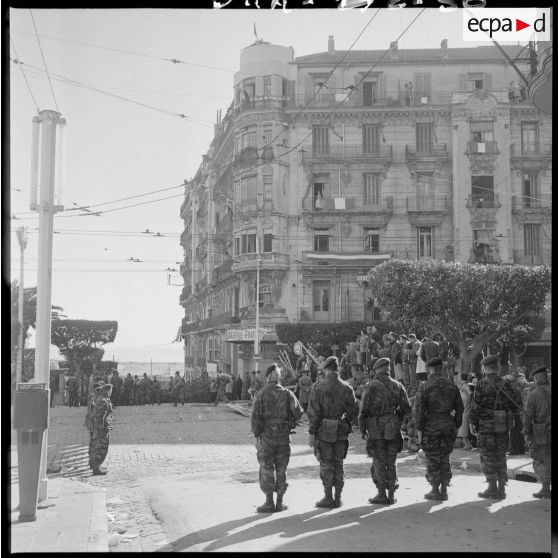 31 janvier 1960 - Barricades à Alger - déploiement des troupes. [légende d'origine]<br>