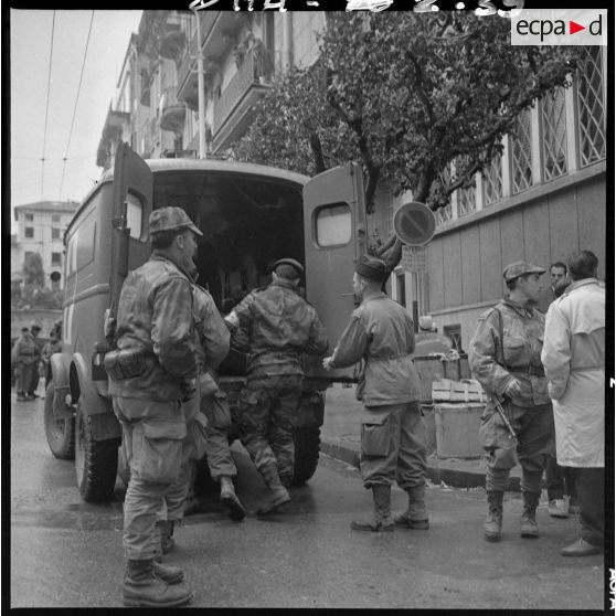 31 janvier 1960 - Barricades à Alger - déploiement des troupes. [légende d'origine]