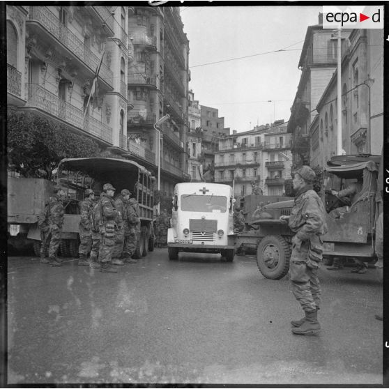 31 janvier 1960 - Barricades à Alger - arrivée ambulance. [légende d'origine]
