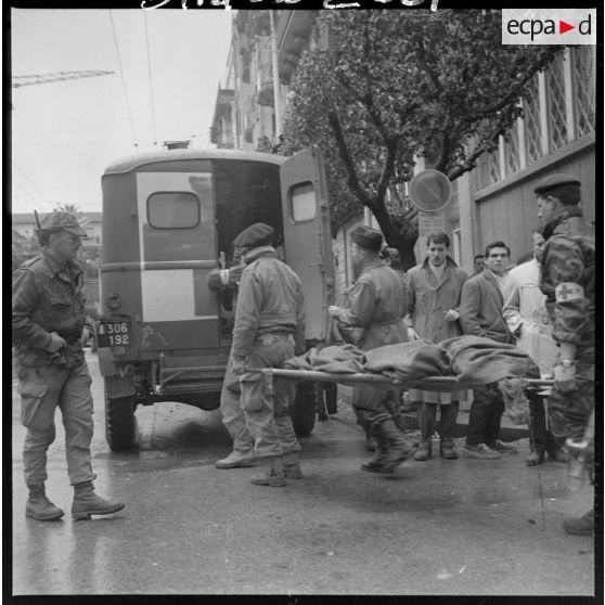 31 janvier 1960 - l'explosion d'un sac a blessé un militaire. [légende d'origine]