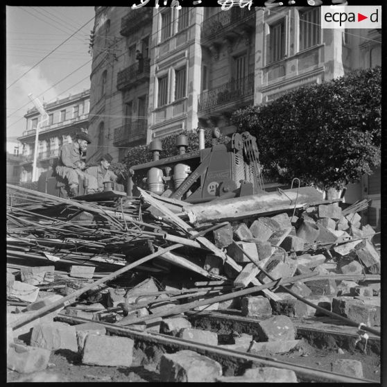 Janvier 1960 -  destruction de la barricade en bas de la rue Michelet. [légende d'origine]