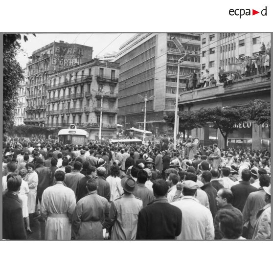 [Alger, décembre 1960 - manifestations du Front pour l'Algérie française (FAF), les pieds-noirs, contre de Gaulle].