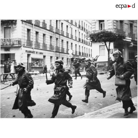 [Alger, décembre 1960. Manifestation du Front pour l'Algérie française (FAF)].