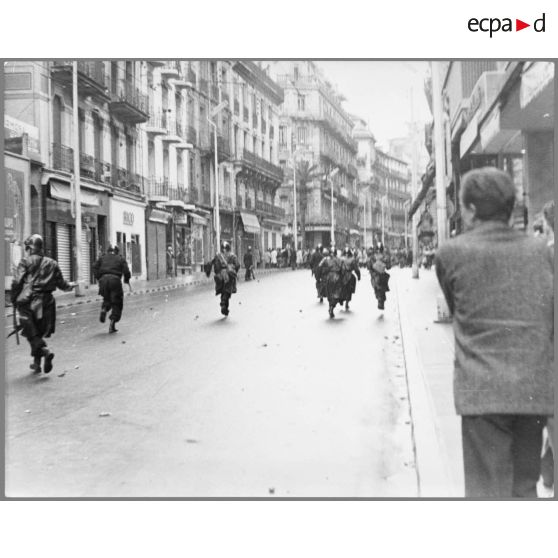 [Alger, décembre 1960. Manifestation du Front pour l'Algérie française (FAF)].