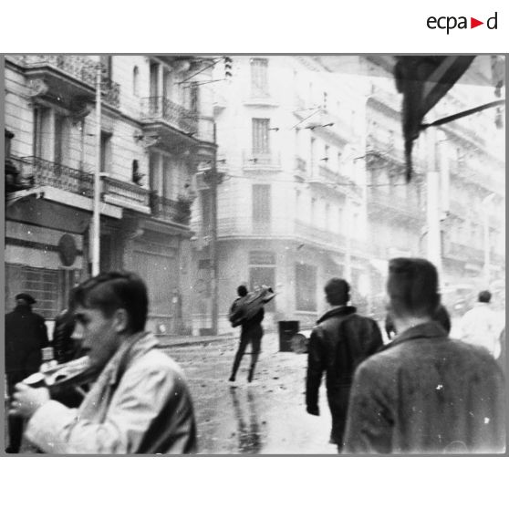 [Alger, décembre 1960. Manifestation du Front pour l'Algérie française (FAF)].