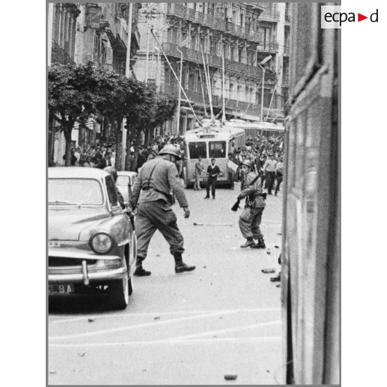 [Alger, décembre 1960. Manifestation du Front pour l'Algérie française (FAF)].