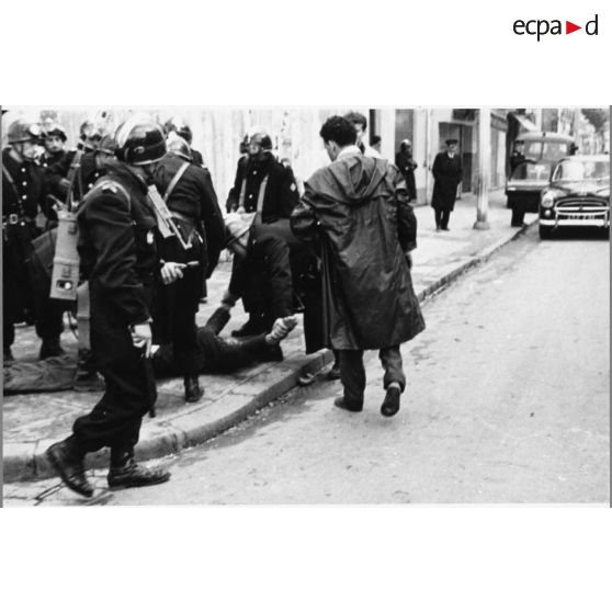 Décembre 1960 - manifestations des musulmans pour l'indépendance. [légende d'origine]