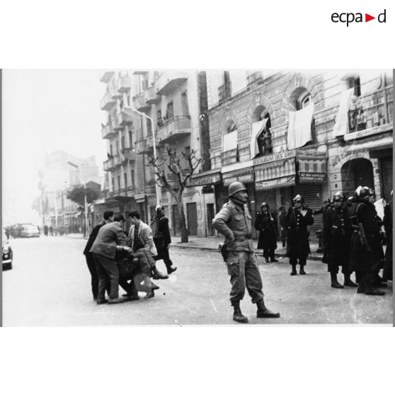 Décembre 1960 - manifestations des musulmans pour l'indépendance. [légende d'origine]