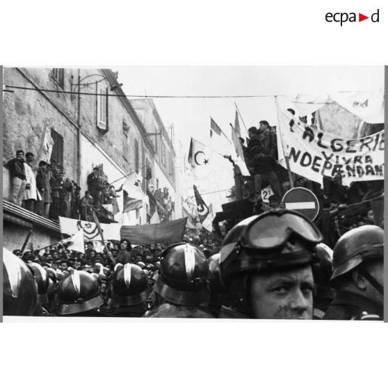 Décembre 1960 - manifestations des musulmans pour l'indépendance. [légende d'origine]
