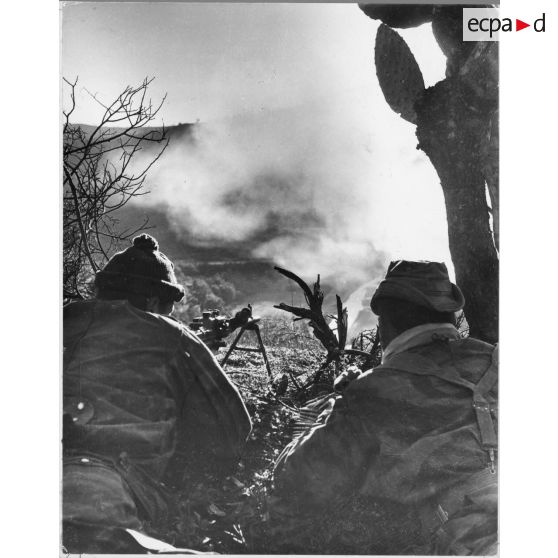 1960 Algérie  - Des hommes du 3e RPC en embuscade. [légende d'origine]