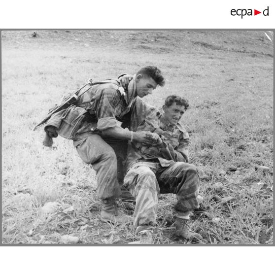 1960 Algérie  - blessé en opération. [légende d'origine]<br>