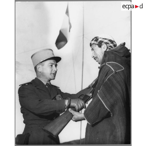 Janvier 1960 - Remise d'armes aux hommes d'un groupe d'auto-défense dans l'Atlas blidéen. [légende d'origine]