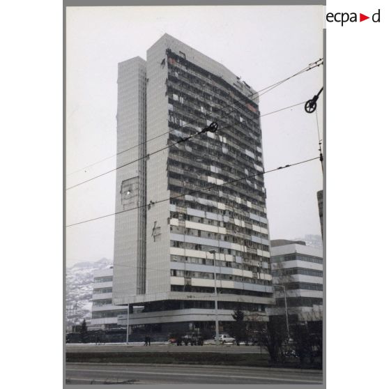 La faculté de lettres sur Zmaja od Bosne - Sarajevo. [légende d'origine]