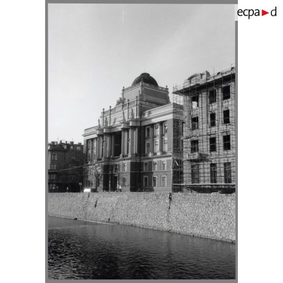 Le rectorat de Sarajevo (bâtiment d'inspiration barique). A droite, la grande poste. Au premier plan la rivière Miljacka - Sarajevo. [légende d'origine]