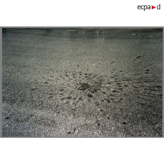 Impact d'obus de mortier ("Etoile"), quartier de Grbavica - Sarajevo. [légende d'origine]