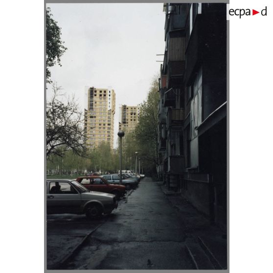 La rue Behdzeta Mutevelic, quartier de Grbavica - Sarajevo. [légende d'origine]