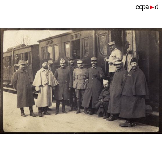 [Débarquement en France le 23/08/1914 Voyage en train du 4e Régiment de marche de chasseurs d'Afrique (Les officiers)].