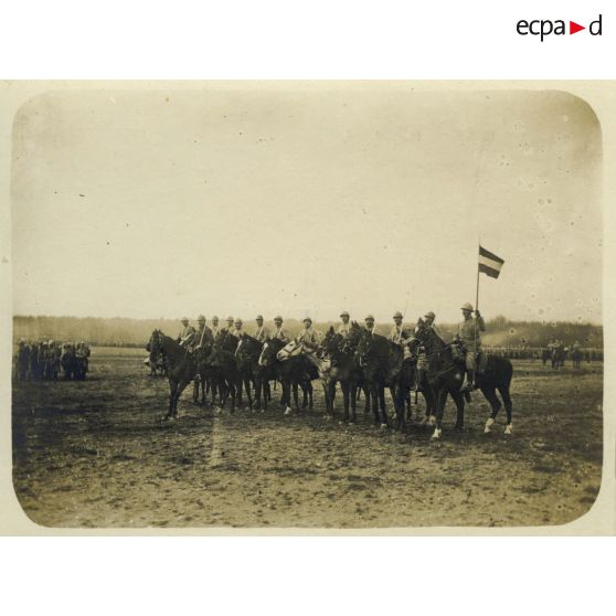 [Cérémonie militaire à Chantilly en présence du général Joffre].