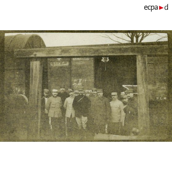 [Débarquement  en France le 23/08/1914 Voyage en train du 4e Régiment de marche de chasseurs d'Afrique (devant le fourgon à chevaux)].