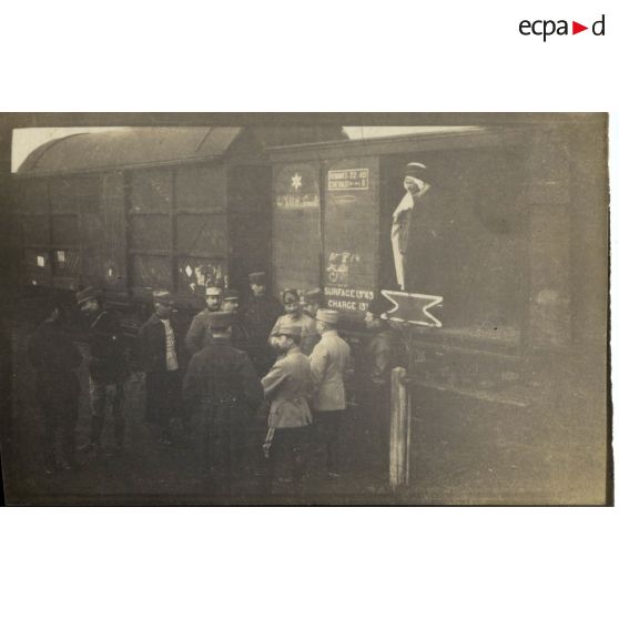 [Débarquement  en France le 23/08/1914 Voyage en train du 4e Régiment de marche de chasseurs d'Afrique (devant le fourgon à chevaux)].