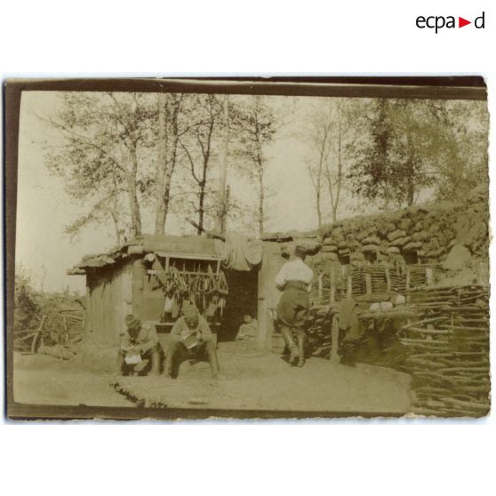 [Abri de tranchée du 4e régiment de marche de chasseurs d'Afrique].