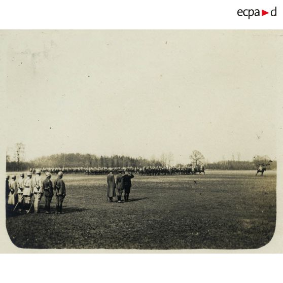 [Revue des troupes à Chantilly (Joffre) printemps 1916].