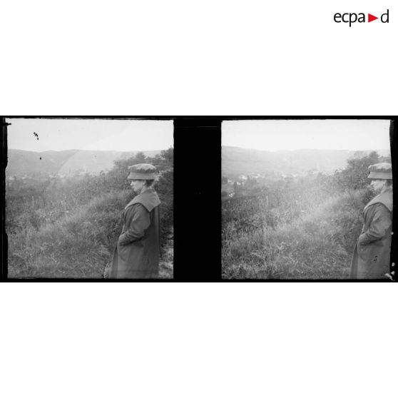 [Une femme sur le bord d'un chemin].