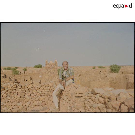 Le major Labbé pose dans les ruines de la ville ancienne de Chinguetti. [légende d'origine]<br>