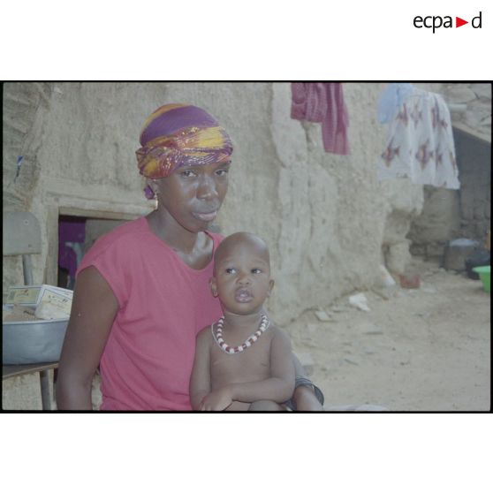 Portrait d'une femme de l'ethnie "Toucouleurs" et son enfant dans le marché d'Atar. [légende d'origine]<br>