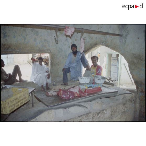 Les étals du rayon boucherie du marché d'Atar (viande de dromadaire). [légende d'origine]<br>