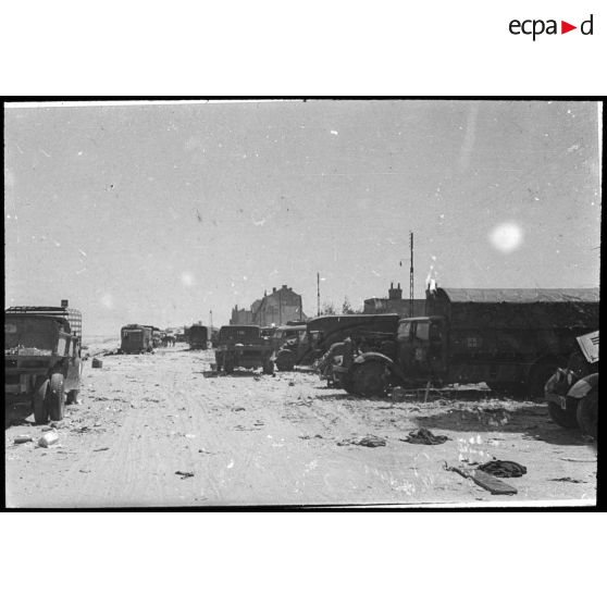 Rhe Feldy. [Camions sur une plage]. [Description en cours]