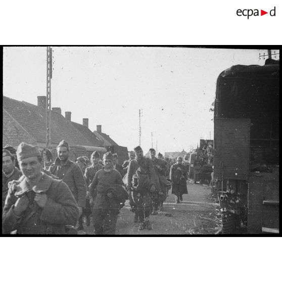 Rhe Feldy. [Un groupe de soldats sur une route]. [Description en cours]
