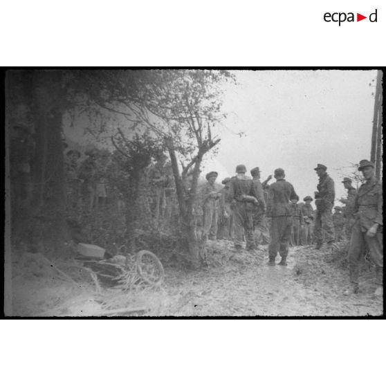 Normandie. [Soldats allemands et prisonniers]. [Description en cours]