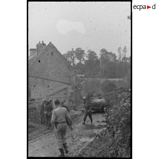 Normandie. [Soldats allemands dans un village]. [Description en cours]