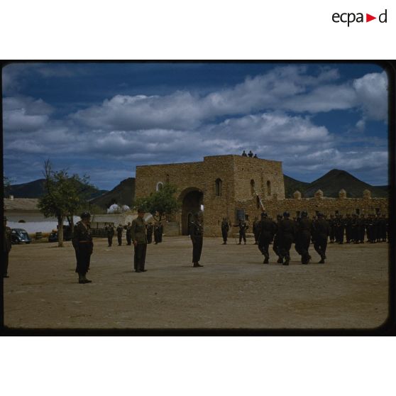 Passage de commandement : l'Etendard s'en va aux ordres du colonel Chabot (de gauche à droite : le général d'Esneval et le colonel Deluc). [légende d'origine]