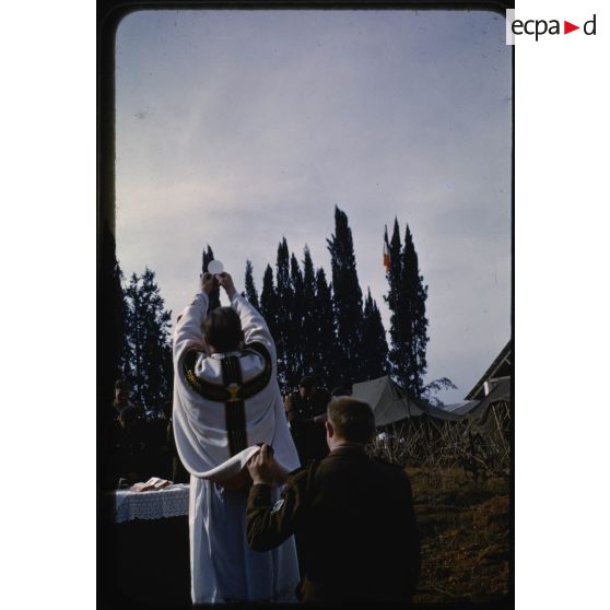 Messe au 2e escadron, 15 janvier 1956. [légende d'origine]<br>