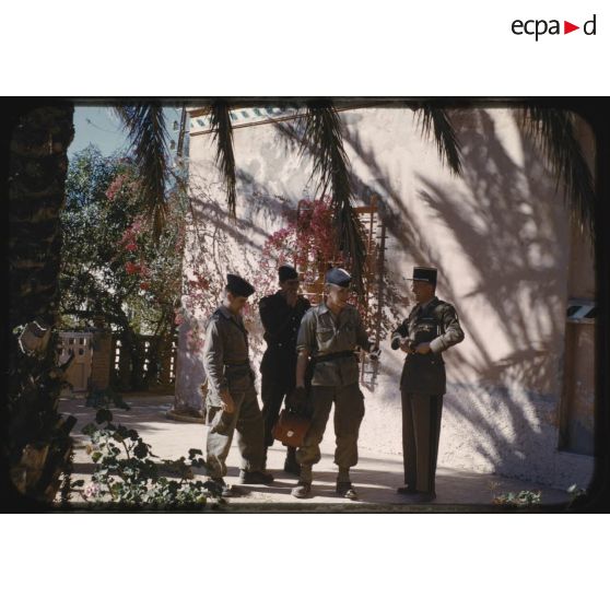 Le lieutenant Buet, Gellot, Lasselin et Girard, janvier 1956. [légende d'origine]<br>