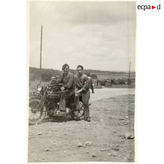[Valdahon, Trois soldats du 506e RCC et une moto].