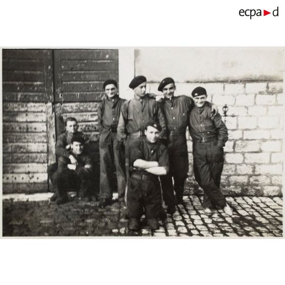 [Besançon, groupe de soldats du 506e RCC en tenue de travail.]