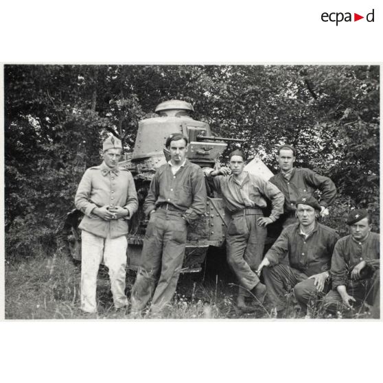 [Valdahon, soldats du 506e RCC devant un char FT 17].