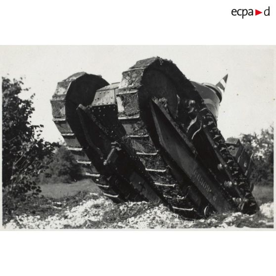 [Valdahon, Char FT 17 dressé en équilibre sur l'arrière des chenilles, 1934].