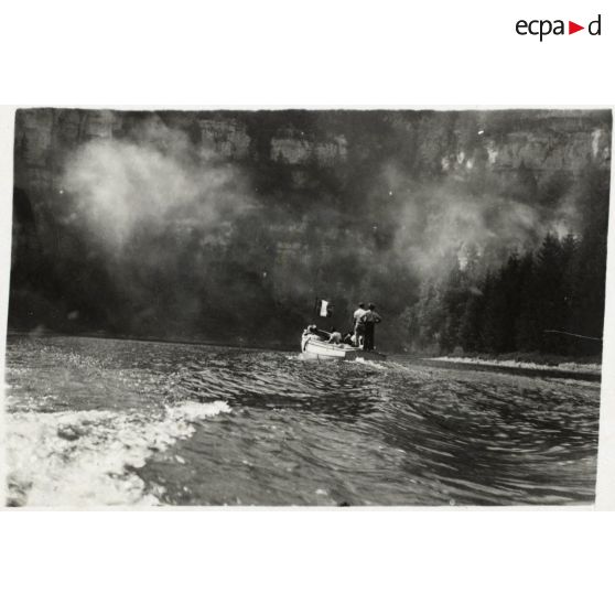 [Doubs, soldats du 506e RCC à bord d'un canot à moteur].