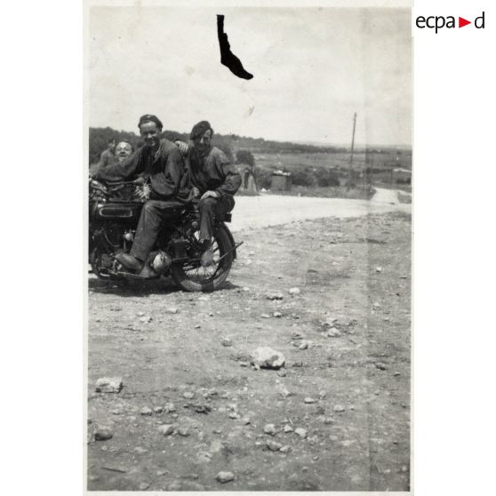 [Valdahon, Trois soldats du 506e RCC et une moto].