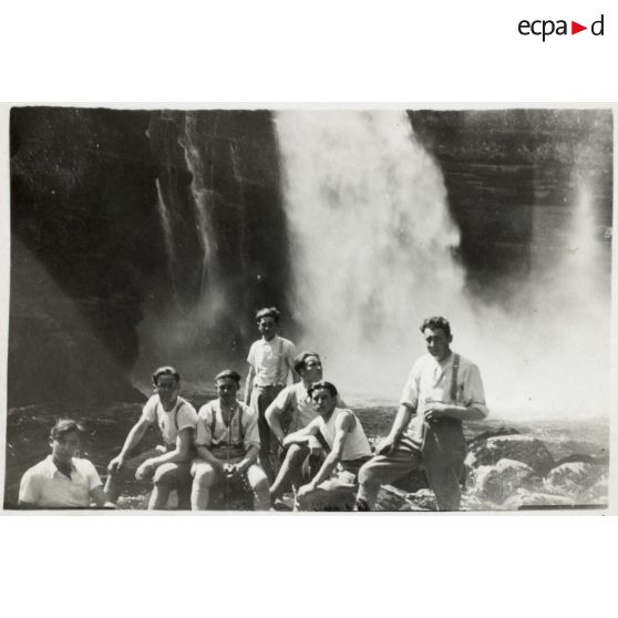 [Doubs, halte de soldats du 506e RCC au bord d'un torrent].