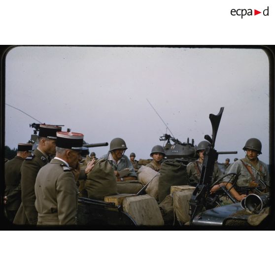 1955, Reutlingen, visite départ Afrique du Nord, commandant de Laverg*. [légende d'origine]