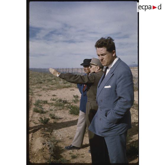 Monsieur Le Pen, général Buffin et le général Noiret en avril 1959. [légende d'origine]<br>