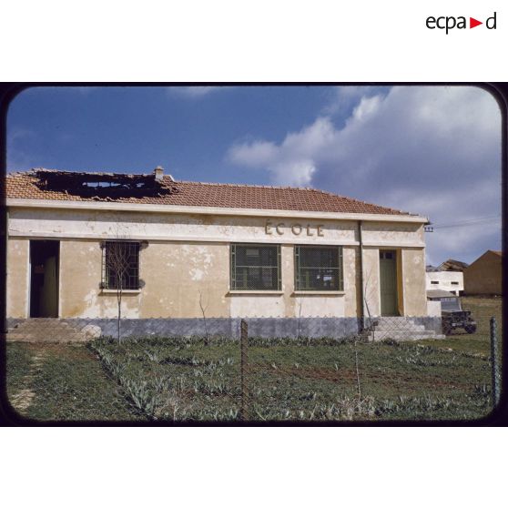 1957 Palat, école SAR du Louhou incendiée. [légende d'origine]