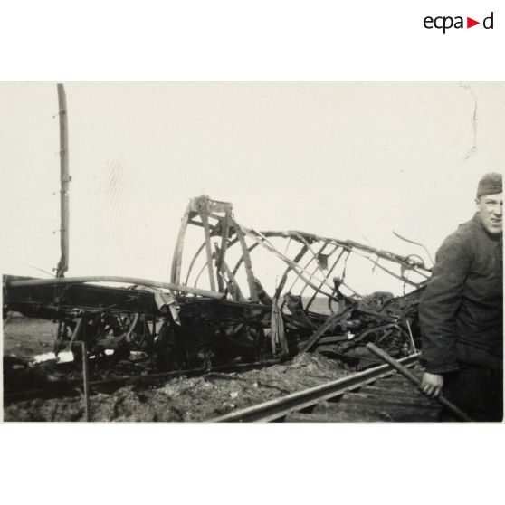 [Un train de l'Armée rouge détruit].